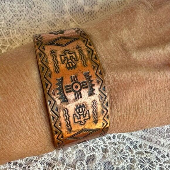 Vintage Solid Copper Southwestern Santa Fe Storyteller Cuff - Picture 10 of 10